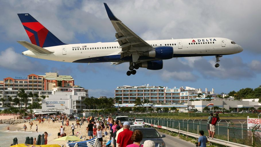 På øen St. Maarten kommer flyene yderst tæt på badende turister. Arkivfoto: Markus Mainka/Ritzau Scanpix