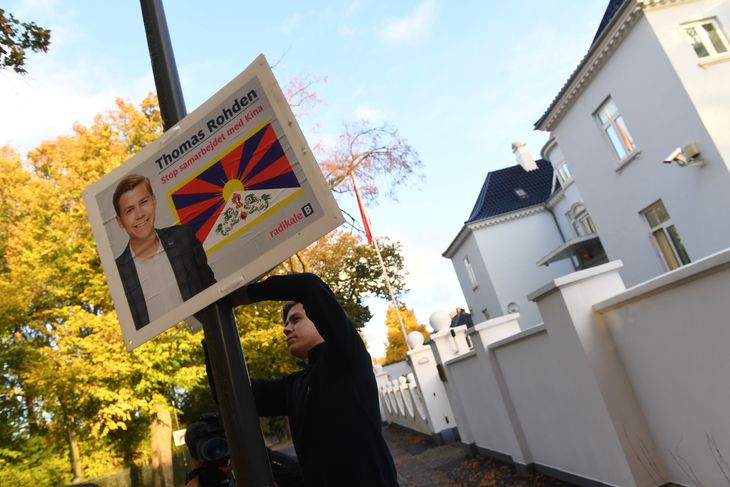 Denne gang hænger plakaterne, så de også kan ses fra ambassaden. Foto: Kenneth Meyer