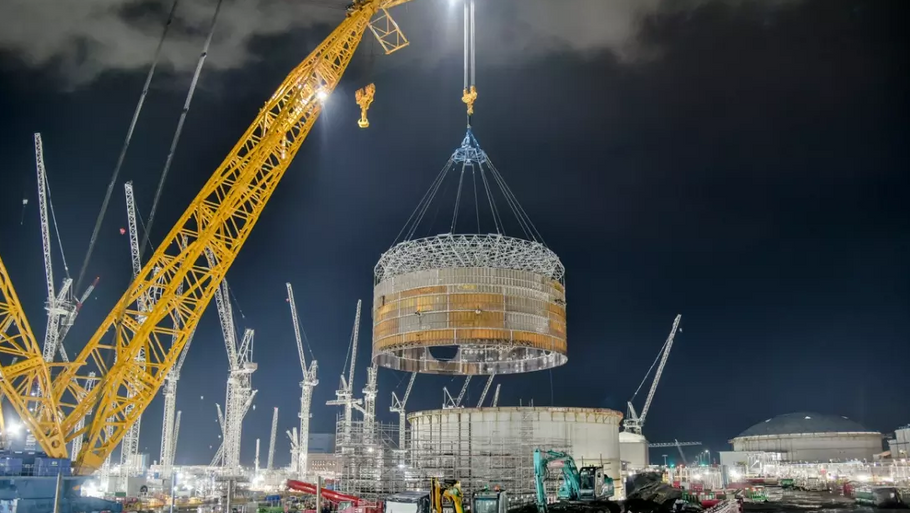 Der er fuld knald på atomindustrien i England. her er byggeriet af det første nye atomkraftværk i 20 år i gang ved Hinckley Point. Foto: EDF