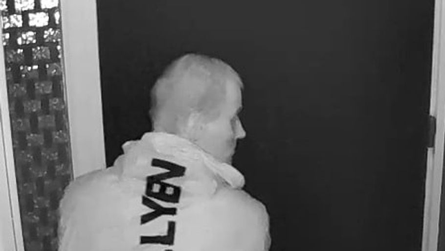Fanget bagfra: En ubuden gæst fanget af et overvågningskamera i Hobro, som plages af indbrud. Politifoto