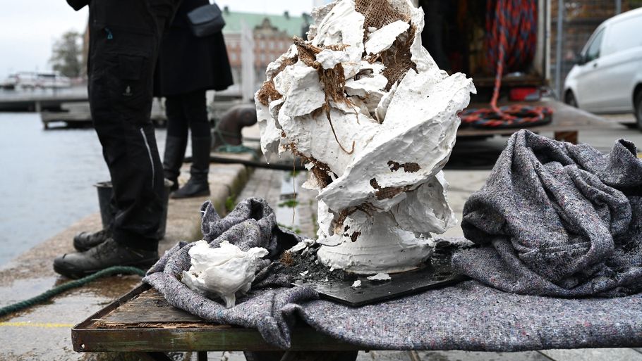Busten af Frederik V blev ødelagt, efter at den var smidt i havnen. Foto: Philip Davali/Ritzau Scanpix