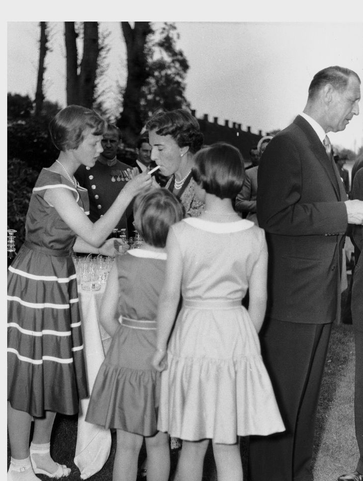 Billedet her er taget i 1954. Prinsesse Margrethe tænder op for dronning Ingrid. Foto: Ritzau Scanpix