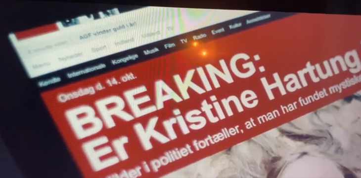 'AGF vinder guld i år!' står der i stedet for en hjemmeside, da de i 'Kastanjemanden' læser en breaking-nyhed hos Ekstra Bladet. Foto: Netflix