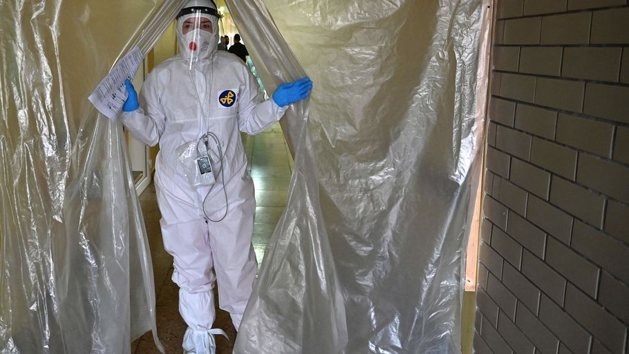 Coronapandemien og frygten for en potentielt dødelig, smitsom sygdom er en ny og fremmed situation for os allesammen, og hos nogle skaber det angst. Foto: Photo by Sergei Supinsky/AFP/Ritzau Scanpix