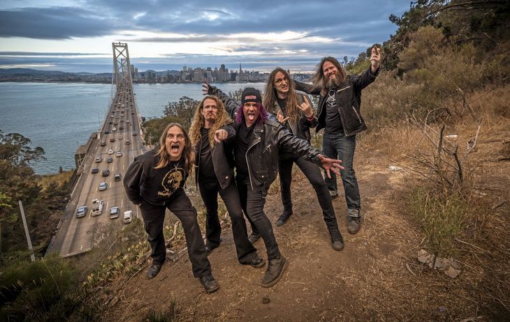 Exodus jubler over 14. pladsen fra en skråning på bandets californiske hjemmebane. Foto: Nuclear Blast