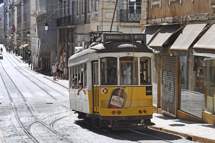 De gamle sporvogne smyger sig op igennem de små gader i Lissabon og er med til at gøre byen til noget helt specielt. Foto: Ritzau Scanpix