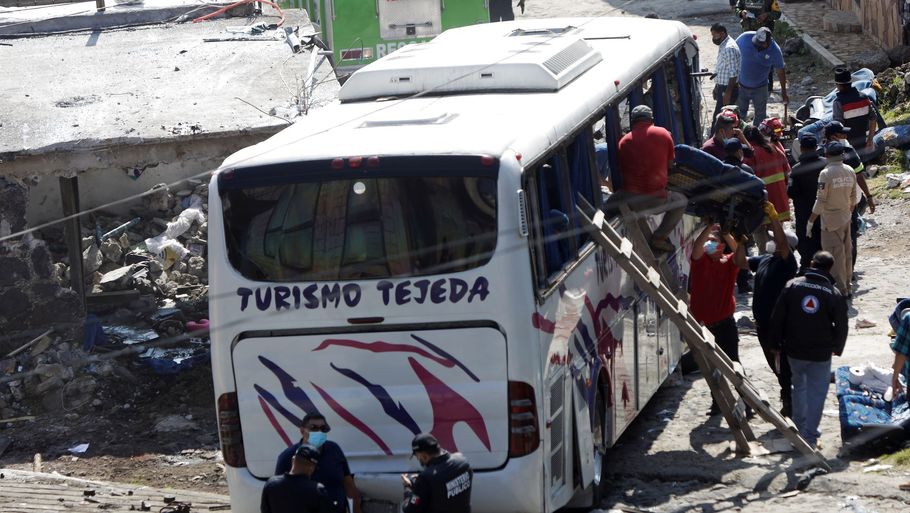 En bus var på vej til Chalma i Mexico, da den kørte ind i en bygning. 19 er døde. Det var bremserne i bussen, der svigtede, rapporterer lokale medier ifølge Reuters. Foto: Luis Cortes/Reuters