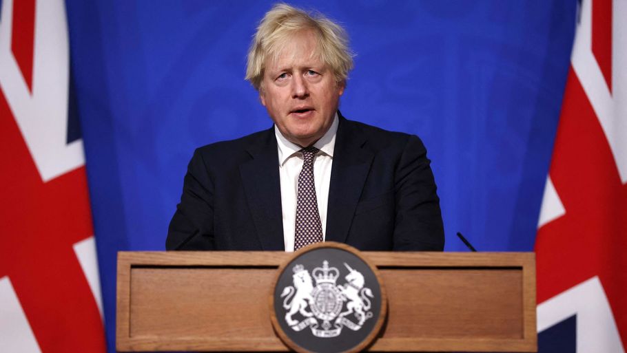 Boris Johnson varsler briterne om, at coronarestriktioner strammes på grund af den nye variant, der er fundet i Sydafrika, og som nu spreder sig. Foto: Hollie Adams/Ritzau Scanpix