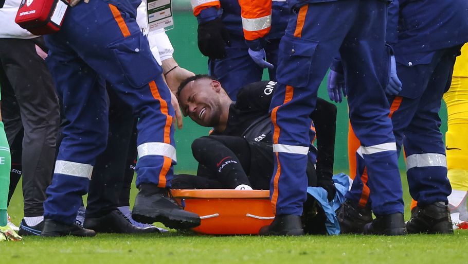Det så ikke kønt ud, da Neymar vrikkede om på anklen i kampen mod St-Etienne. Foto: REUTERS/Eric Gaillard/Ritzau Scanpix