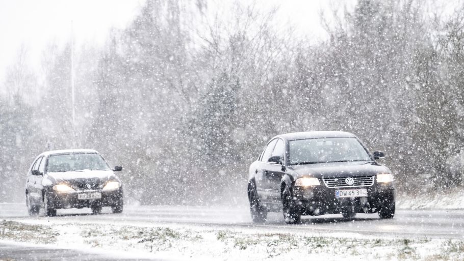 Uanset om sneen falder, mens du er på vej på arbejde, eller om den allerede er skyllet væk af regnen, kan du med fordel køre forsigtigt i den kommende uge. Vejene bliver nemlig glatte. Foto: Per Rasmussen