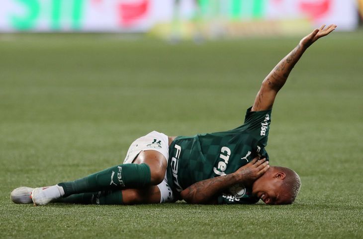 Oooh, det gør ondt! Deyverson havde også ondt, da Palmeiras mødte Atletico Mineiro 23. november. Foto: Amanda Perobelli/Reuters/Ritzau Scanpix