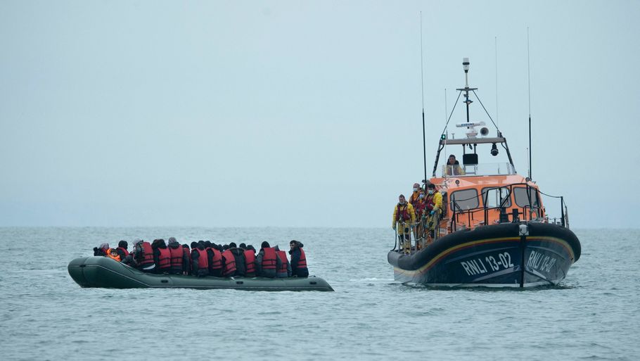 Er det Frankrig eller Storbritannien, der har nøglen til at løse migrantkrisen i Den Engelske Kanal? Foto: Ben Stansall/AFP/Ritzau Scanpix