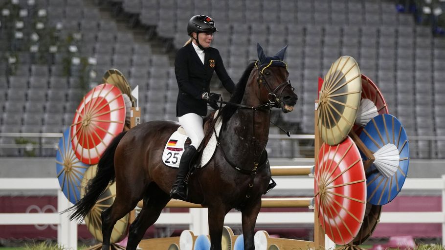 Hesten ville slet ikke som Annika Schleu under ridedisciplinen i moderne femkamp ved OL i Tokyo. Efter gennemløbet blev hendes træner smidt ud for at slå hesten. Foto: Hassan Ammar/Ritzau Scanpix