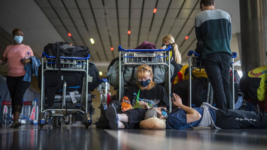 Studerende fra Norge, der har været på tur i Sydafrika, ses her i lufthavnen i Johannesburg mandag, mens de venter på at blive testet før afgang mod Amsterdam.
 Foto: Jerome Delay/Ritzau Scanpix