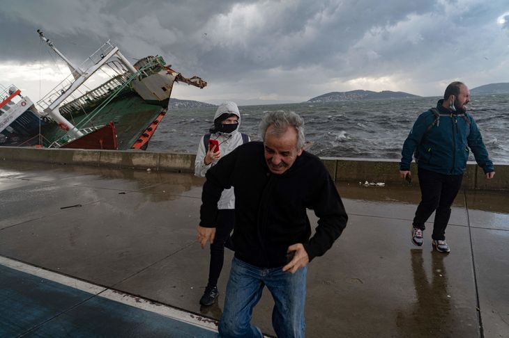 Et skib er gået på grund under det kraftulde stormvejr. Foto: Yasin Akgul/Ritzau Scanpix