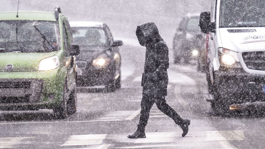 Der kommer sne over hele landet fra onsdag, og i Nordjylland kan der ligefrem komme snestorm. De store mængder nedbør, der falder over landet onsdag, kan give problemer på vejene (Arkivfoto). Foto: Henning Bagger/Ritzau Scanpix