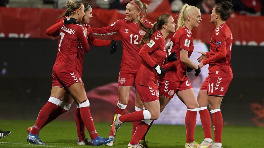 De danske fodboldkvinder fejrer Signe Bruuns scoring til 1-0 mod Rusland. Foto: Henning Bagger/Ritzau Scanpix