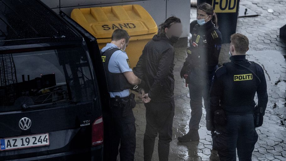 To HA-rockere blev anholdt i Spanien og udleveret. Her anholdes den ene i Københavns Lufthavn. De to rockere er nu tiltalt for indsmugling af 20 kilo kokain. Foto: Ekstra Bladet