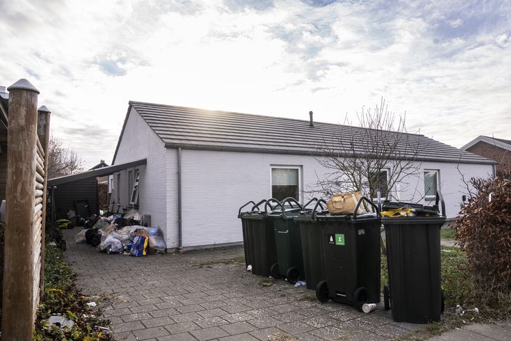 Foran Matilde Kimers hus flyder det med affald, og naboerne har klaget over en farlig trafik til og fra huset. Foto: Jonas Olufson