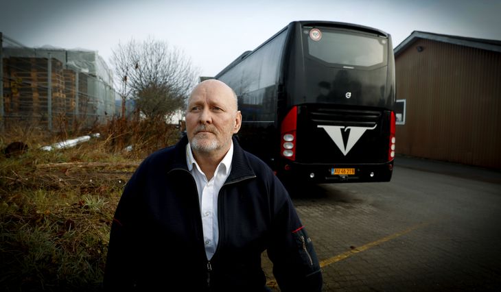 Mange af busserne hos Vejle Turisttrafik holder stillle, fordi busselskabet ikke har nok chauffører til at køre dem - og til dermed at tilfredsstille efterspørgslen blandt kunderne. Foto: Anders Brohus