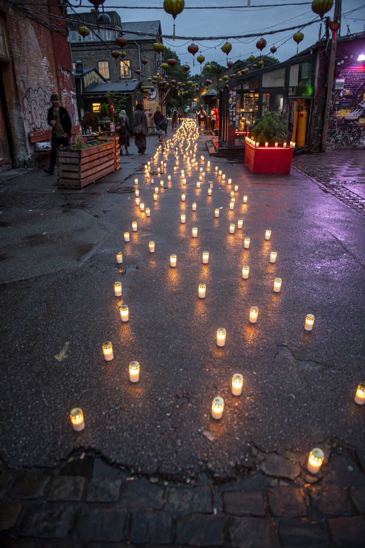 Flere hundrede lys blev tændt til ære for en 22-årig mand, der er vokset op på Christiania, der blev dræbt af flere skud i Pusher Street på Christiania sidste år. Året efter, i oktober i år, blev Lucas skudt og dræbt. Foto: Kenneth Meyer