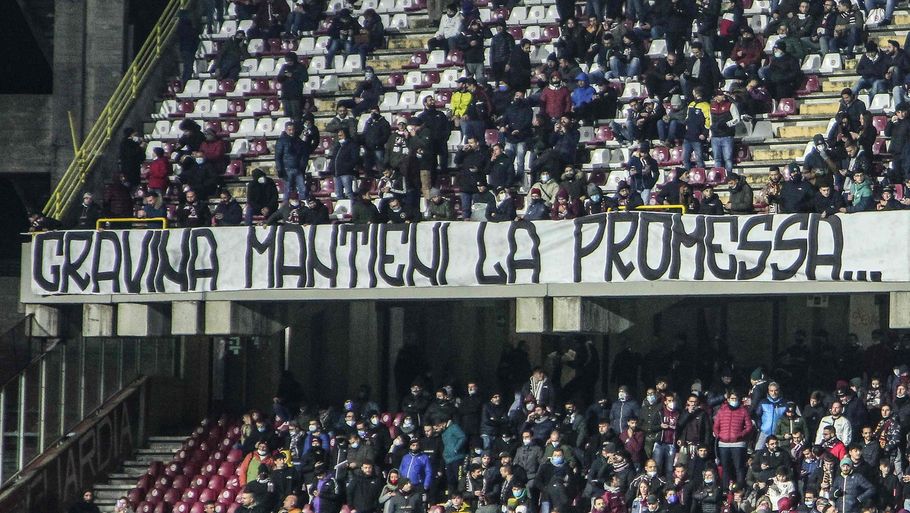 Fans af Salernitana viser et banner med en klar opfordring til præsidenten for Det Italienske Fodboldforbund: 'Gravina, hold dit løfte'. Foto: Carlo Hermann/Ritzau Scanpix