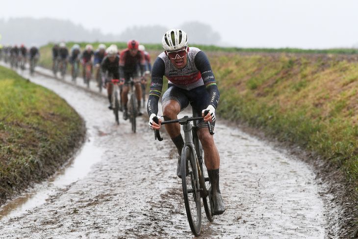 Mads Pedersen så godt ud i Paris-Roubaix, indtil han blev væltet i Arenbergskoven og måtte udgå. Foto: Tim de Waele/Getty Images