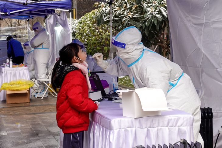 Her testes en pige i byen Xi'an umiddelbart før nedlukningen i slutningen af December. Foto: STR/Ritzau Scanpix