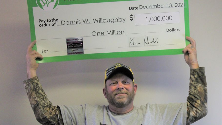 Dennis Willoughby med sin gevinst. Foto: Virginia Lottery