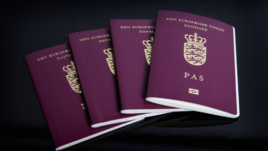 Da gyldigheden for et pas er på maksimalt 10 år, ventes det, at det gamle pas vil være udfaset i løbet af de kommende 10 år. Arkivfoto: Joachim Ladefoged/Ritzau Scanpix