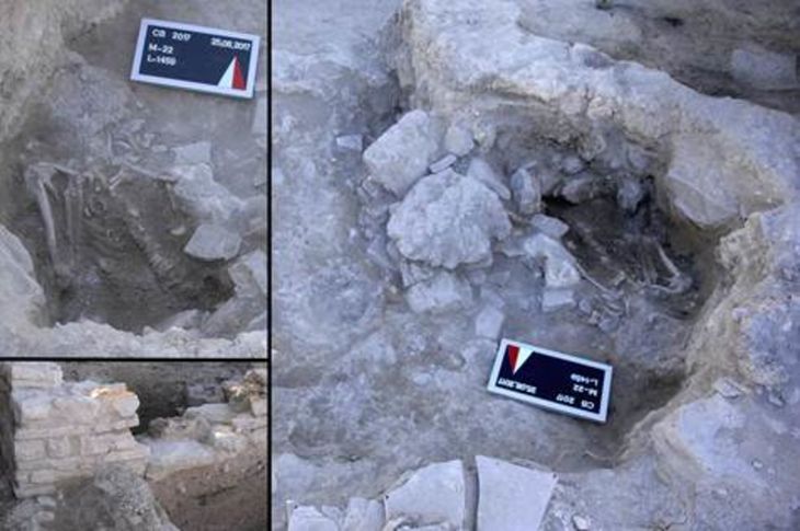 Et hold af internationale arkæologer har fundet et 3.600 år gammelt skelet af en ung mand, der er de hidtil eneste jordiske rester fra en oldgammel tsunami, der opstod som følger af et voldsomt vulkanudbrud. Skelettet kan ses øverst til venstre. (Foto: Vasıf Şahoğlu)