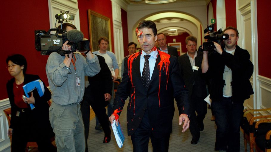 I 2003 overhældte to aktivister den daværende statsminister, Anders Fogh Rasmussen (V), med rød maling. Det blev gjort i protest mod Irak-krigen. (Arkivfoto). Foto: Keld Navntoft/Ritzau Scanpix