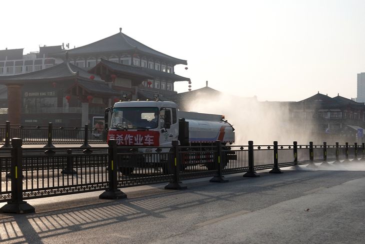 En lastbil sprøjter gaderne i Xi'an med desinficerende spray. Foto: Ritzau Scanpix