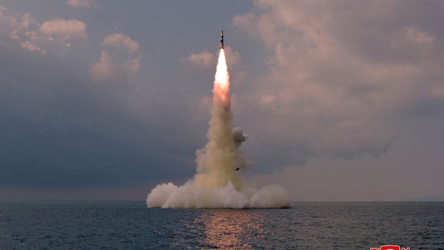Nordkorea har onsdag angiveligt foretaget en prøveaffyring af et missil ud over havet øst for landet. Arkivfoto viser en prøveaffyring af et ballistisk missil fra en nordkoreansk ubåd i efteråret 2021. Foto: Kcna/Reuters
