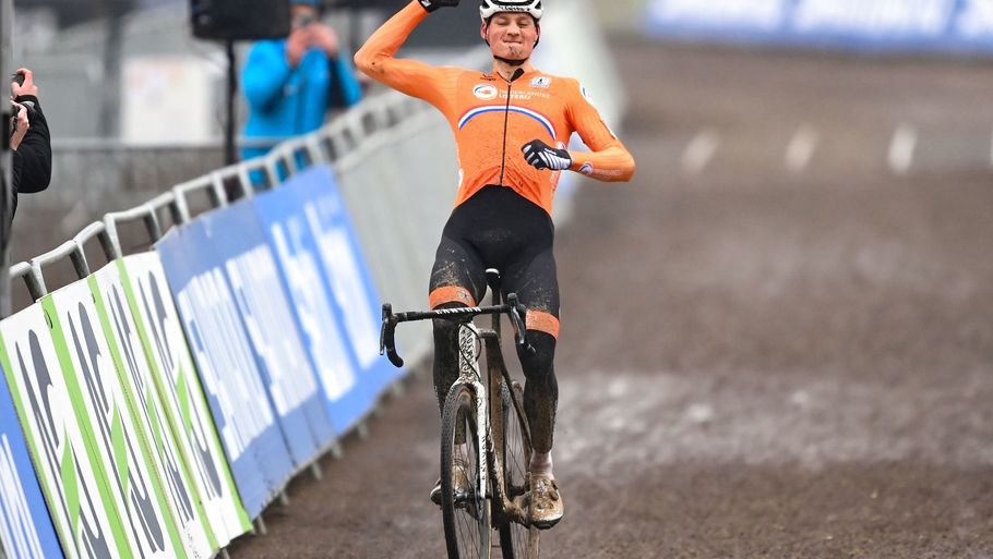 Med sin sejr i 2021 vandt Mathieu van der Poel VM i cykelcross for tredje år i træk, men i år bliver der ikke tale om en gentagelse. Foto: Jasper Jacobs/Ritzau Scanpix