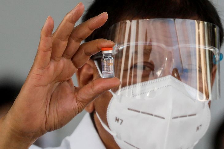 Rodrigo Duterte med en dose af Sinovac-vaccinen, som bliver brugt i Filippinerne. Foto: Eloisa Lopez/Ritzau Scanpix