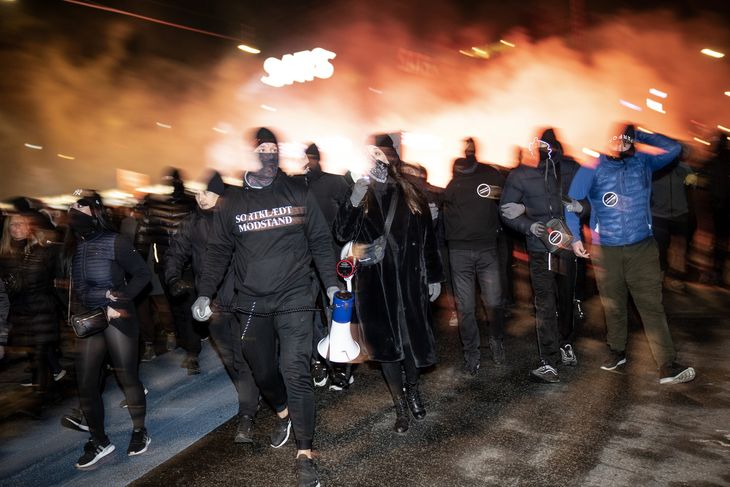 Det kom til sammenstød mellem demonstranter og politiet, da Men in Black indtog Rådhuspladsen i København for et år siden. Foto: Tariq Mikkel Khan