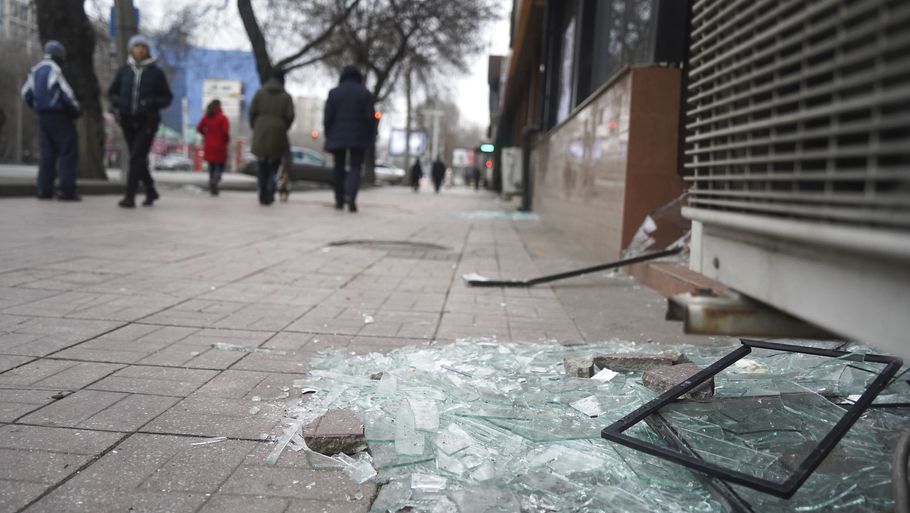 Flere internationale nyhedsbureauer melder, at der mandag morgen lokal tid er faldet ro på sagerne i den kasakhiske storby Almaty, der den seneste uge har været præget af voldsomme uroligheder. Foto: Vladimir Tretyakov/Ritzau Scanpix
