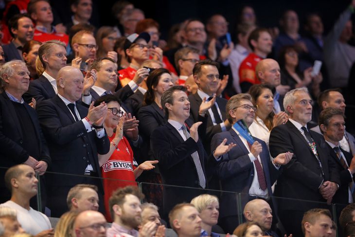 Kronprinsen elsker sport og også håndbold, når vi gør det godt i lille Dannevang. Her til åbningen af VM i Danmark i Royal Arena, da vi mødte Chile i 2019. Foto: Jens Dresling 