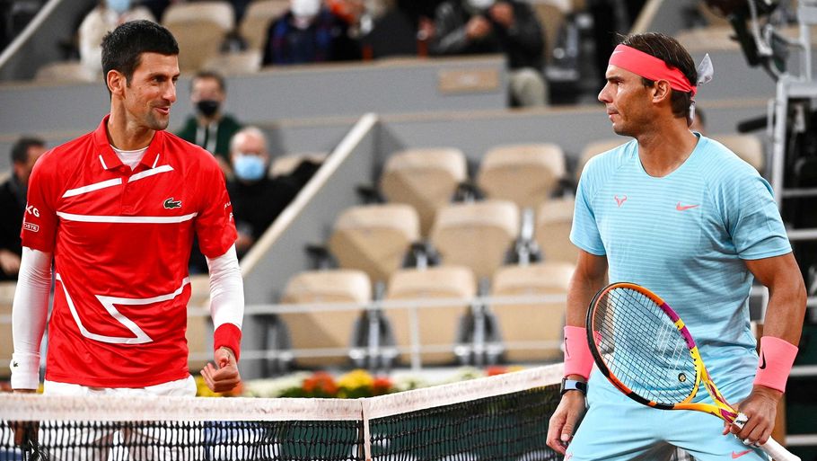 Rafael Nadal (til højre) ønsker Novak Djokovic held og lykke før Australian Open i næste uge. (Arkivfoto) Foto: Anne-Christine Poujoulat/Ritzau Scanpix