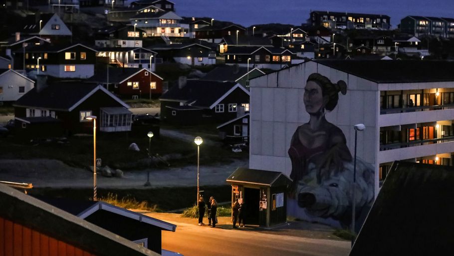 Grønlands Politi efterforsker mandag aften lokal tid en potentielt farlig hændelse nær vejen Paarnat i den nordvestlige del af byen Nuuk. Borgere i området bedes i den forbindelse holde sig inden døre. (Arkivfoto) Foto: Hannibal Hanschke/Reuters
