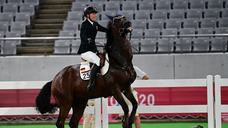 Annika Schleu brød grædende sammen, da hesten Saint-Boy ikke ville makke ret i ridedisciplinen ved OL i Tokyo sidste år. Foto: Pedro Pardo/Ritzau Scanpix
