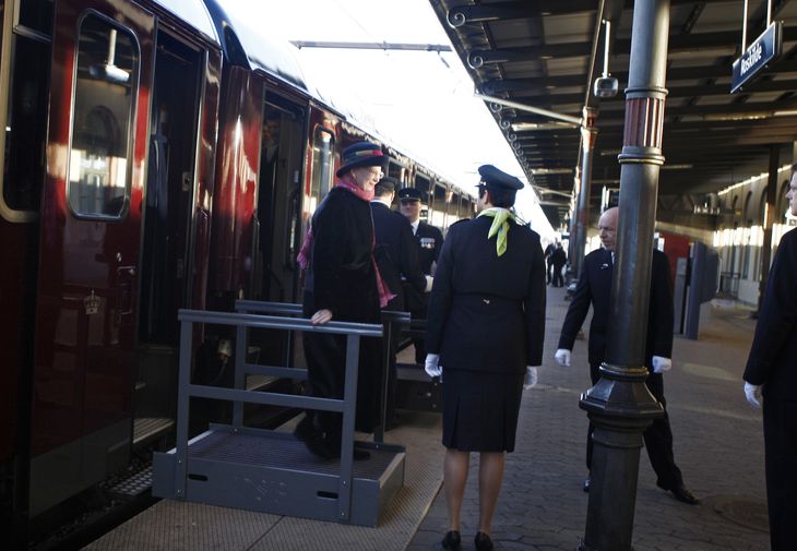 Også for ti år siden var toget et af dronningens foretrukne transportmidler. Her er hun fotograferet på datoen for sit 40-års regeringsjubilæum på Roskilde Station. Foto: Camilla Rønde/Ritzau Scanpix