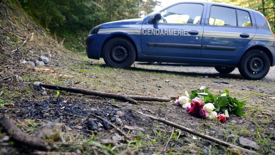 Blomster nær stedet hvor drabene fandt sted i september 2012. Drabene fandt sted 5. september 2012. Tre medlemmer af en britisk familie med irakisk baggrund blev dræbt. Det samme gjorde en passerende cyklist. (Arkiv). Foto: Philippe Desmazes/Ritzau Scanpix
