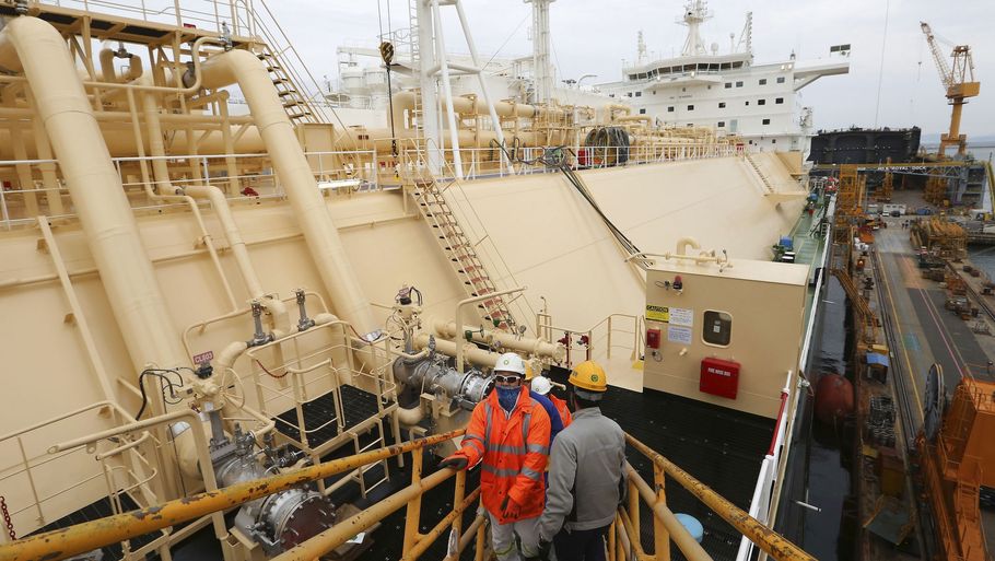 Et LNG-tankskib under konstruktion på Daewoo Shipbuilding & Marine Engineerings skibsværft i Geoje i Sydkorea. EU-Kommissionen har stoppet en fusion mellem værftet og Hyundais skibsafdeling, der ville kunne give det nye selskab et monopol på bygning af skibe, der kan transportere flydende naturgas. Arkivfoto: Ahn Young-Joon/Ritzau Scanpix