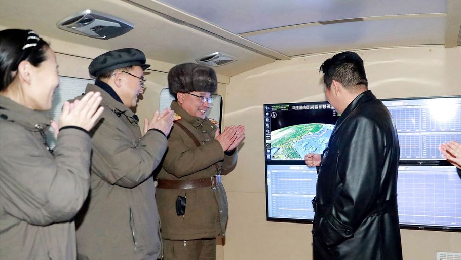 Nordkoreas officielle nyhedsbureau, KCNA, offentliggjorde onsdag et billede, der viser landets leder, Kim Jong-un (t.h.), tale med militærfolk under en prøveaffyring dagen før af et missil. Ifølge KCNA var det et hypersonisk missil, der blev testet. Fredag har både Sydkorea og Japan observeret en ny prøveaffyring fra Nordkorea. Objektet styrtede ifølge den japanske kystvagt i havet. Foto: Str/Ritzau Scanpix