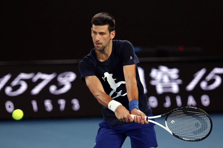 Novak Djokovic nåede fredag at træne på Australian Open-anlægget, inden han igen fik frataget sit visum. Foto: Martin Keep/Ritzau Scanpix