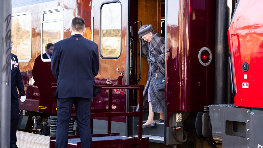 Dronningen ankom i sin salonvogn, der dog i dag var elektrisk trukket. Foto: Jonathan Damslund