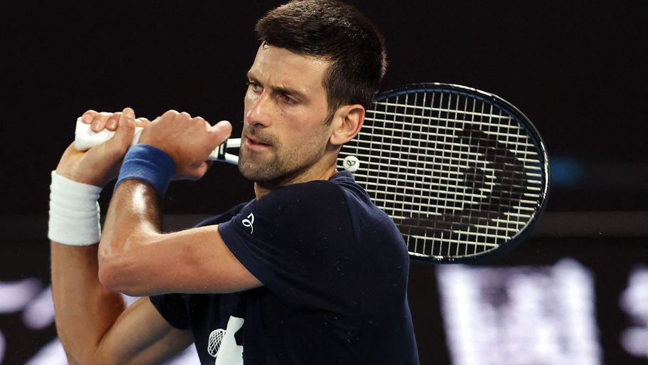 Tennisstjernen Novak Djokovic var fredag fri til at træne i den australske storby Melbourne. Men lørdag er han igen tilbageholdt. Foto: Martin Keep/Ritzau Scanpix