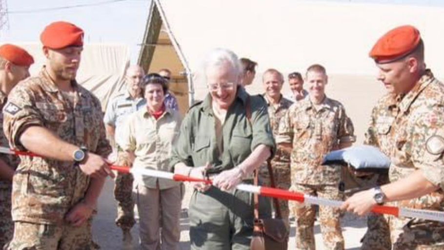 Til venstre ses Kenneth Lagstrøm sammen med dronning Margrethe i Afghanistan 2011. Privatfoto
